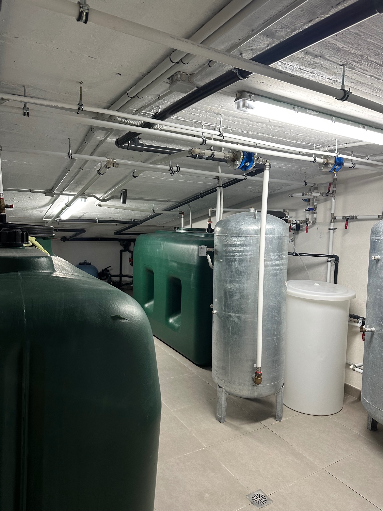 Sala técnica con depósitos y grupo de presión para casa y riego