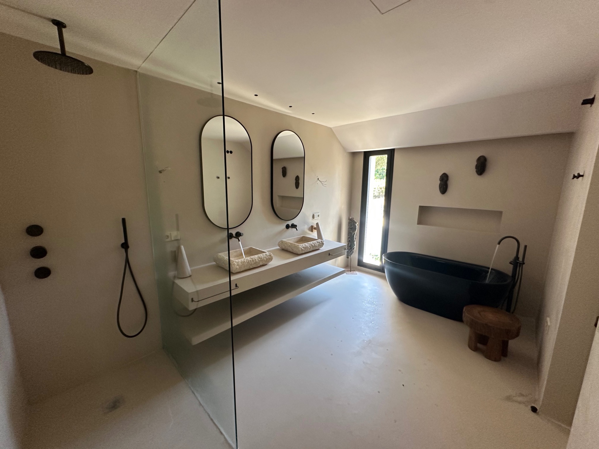 Vista general de baño de villa con bañera, ducha y doble lavabo