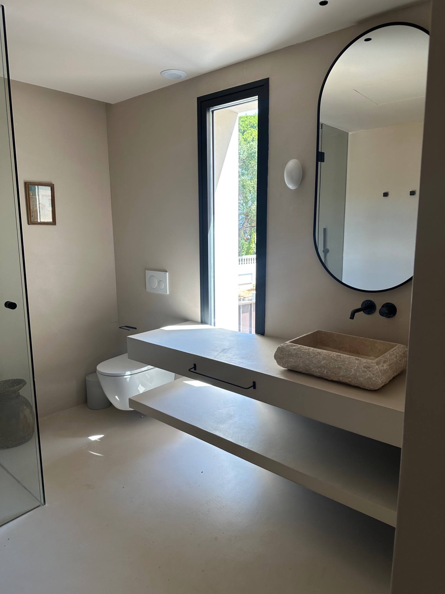 Lavabo suspendido y sanitario instalados en baño de villa