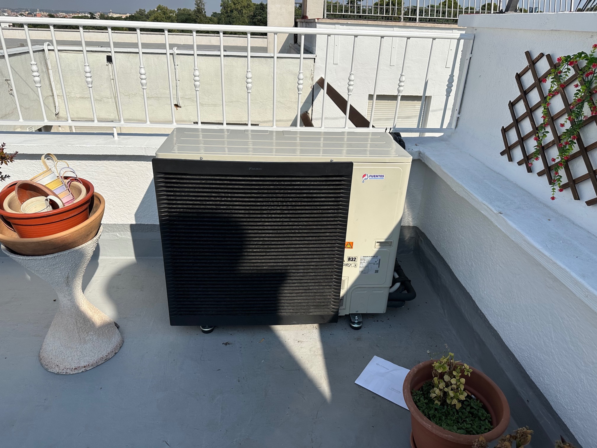 Unidad exterior de aerotermia de 11 kW instalada en terraza